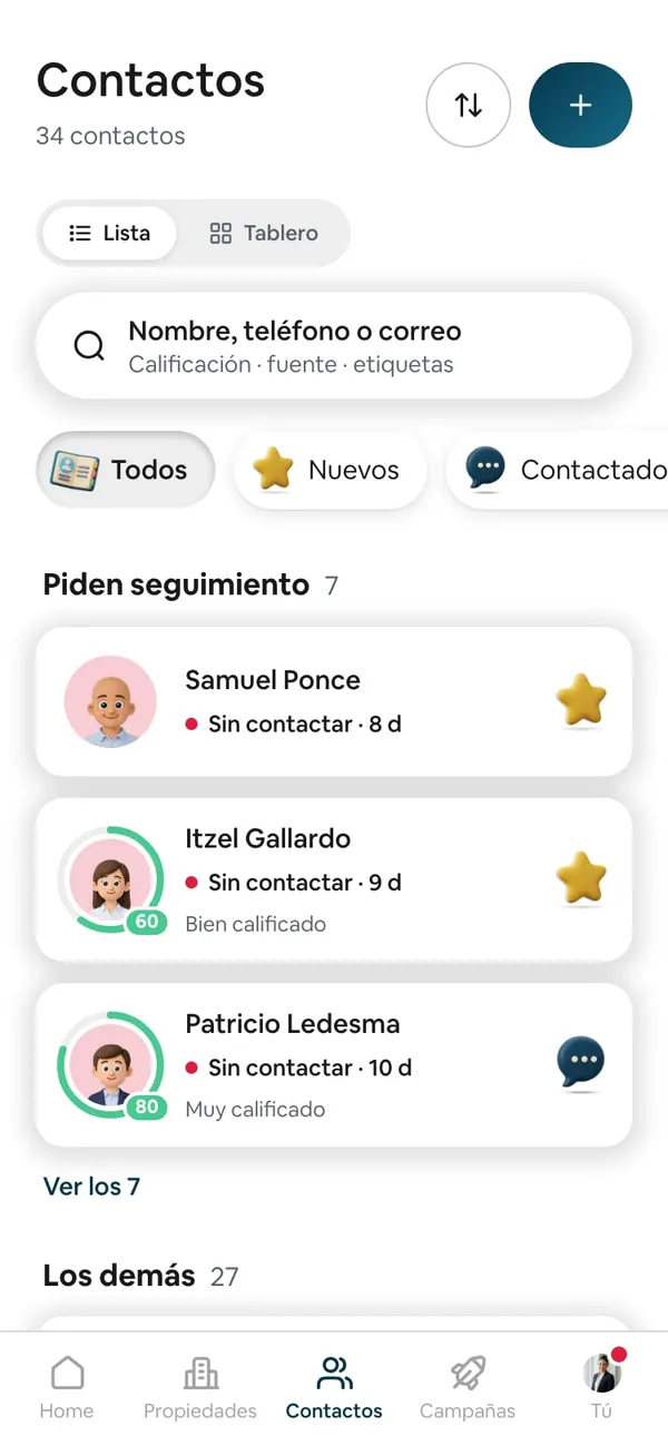 Contactos: «34 contactos», el botón de importar y exportar y el botón azul + arriba a la derecha, el interruptor Lista · Tablero, la barra «Nombre, teléfono o correo» y el grupo «Piden seguimiento · 7»