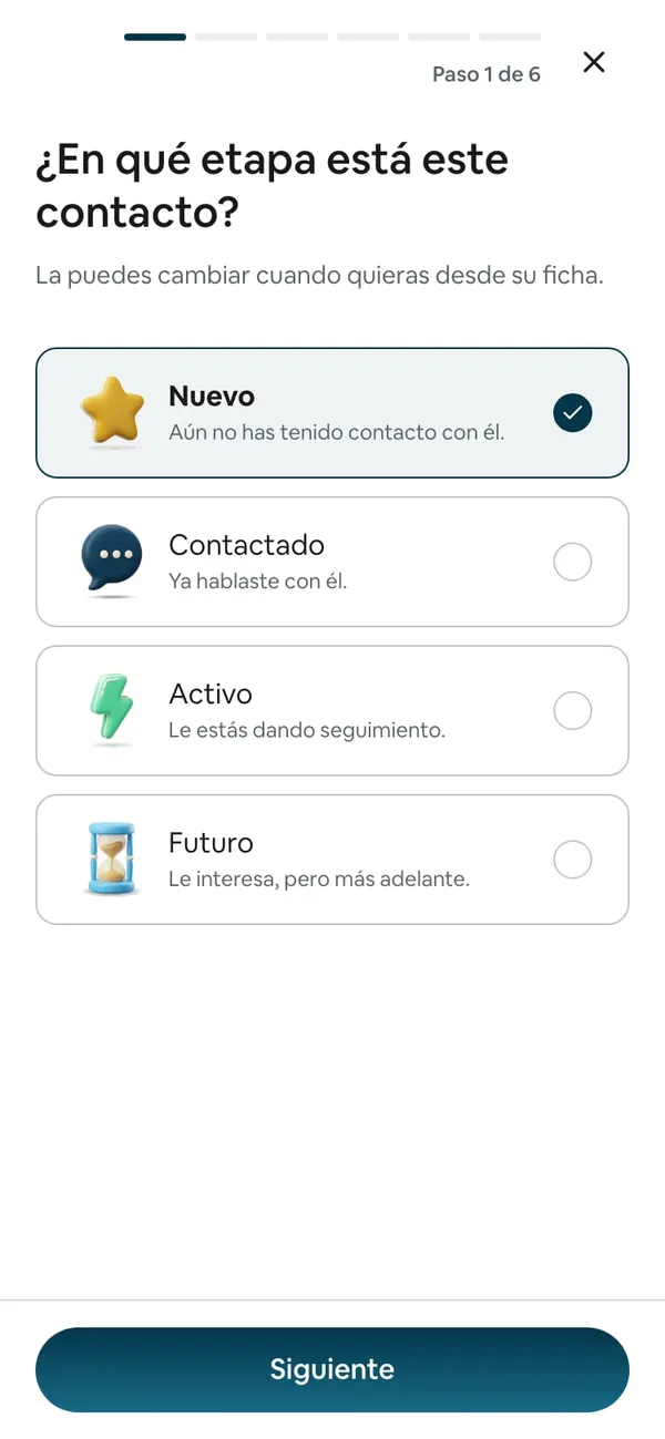 Paso 1 de 6, «¿En qué etapa está este contacto?»: Nuevo (elegida, «Aún no has tenido contacto con él»), Contactado, Activo y Futuro, cada una con su dibujo, y el botón Siguiente