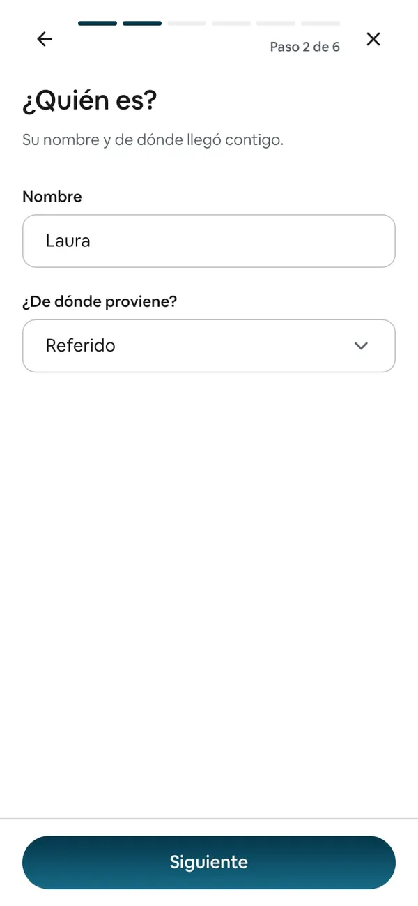 Paso 2 de 6, «¿Quién es?»: Nombre «Laura» y «¿De dónde proviene?» con Referido elegido