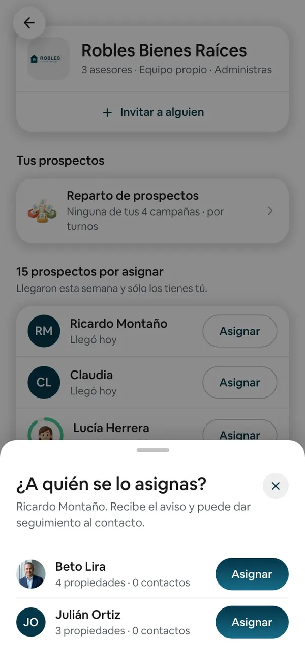 Hoja ¿A quién se lo asignas? con Beto Lira y Julián Ortiz, cada uno con su botón Asignar