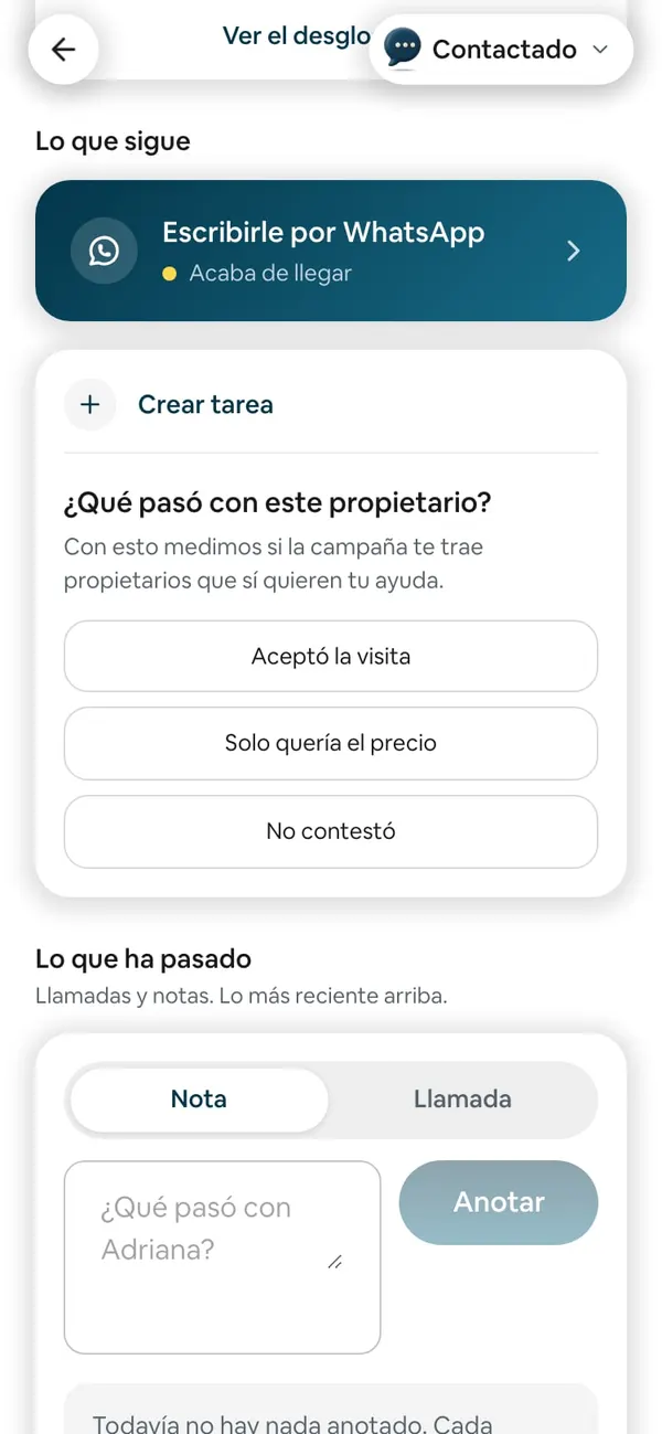 «Lo que sigue» en la ficha de la propietaria: la banda azul «Escribirle por WhatsApp · Acaba de llegar», Crear tarea y «¿Qué pasó con este propietario?» con sus tres botones