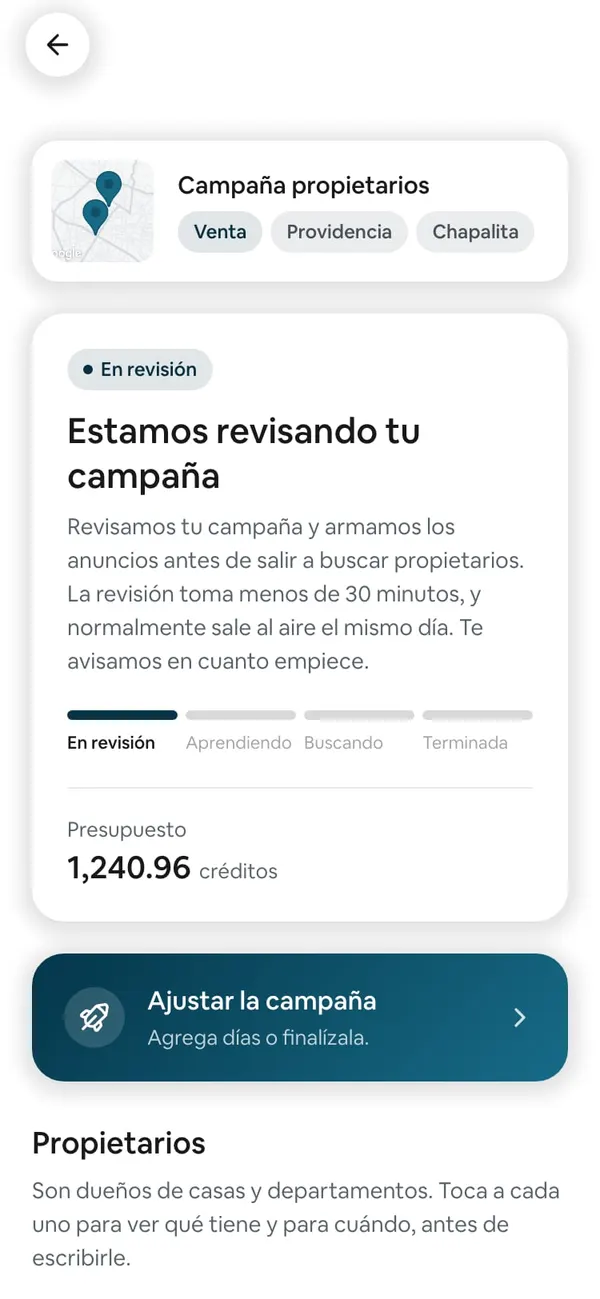 La campaña de captación recién creada: arriba «Campaña propietarios» con el mapa de las zonas y Venta, Providencia y Chapalita; la tarjeta En revisión con «Estamos revisando tu campaña», la barra de etapas y el presupuesto; la banda Ajustar la campaña y, debajo, «Propietarios»