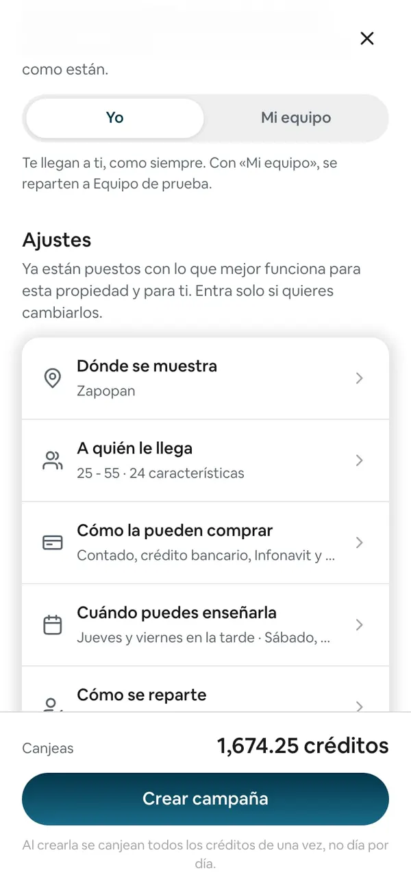 El bloque Ajustes con Dónde se muestra, A quién le llega, Cómo la pueden comprar y Cuándo puedes enseñarla; arriba, ¿Quién atiende a los prospectos? con Yo elegido (sale porque esta asesora tiene equipo)