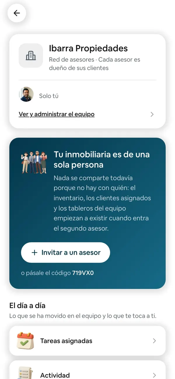 Panel de Ibarra Propiedades con la tarjeta «Tu inmobiliaria es de una sola persona», el botón Invitar a un asesor y «o pásale el código»