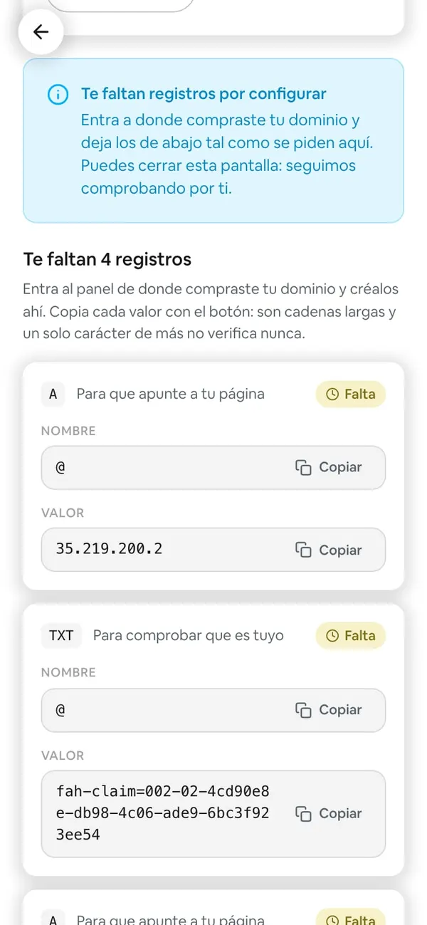 El aviso «Te faltan registros por configurar» y debajo «Te faltan 4 registros»: la tarjeta A «Para que apunte a tu página» y la TXT «Para comprobar que es tuyo», cada una con su Nombre, su Valor y los botones Copiar