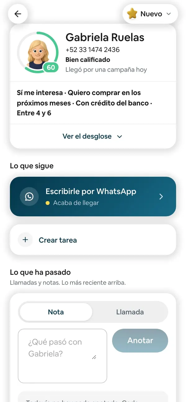 Ficha de Gabriela Ruelas (60, «Llegó por una campaña hoy») con la banda azul «Escribirle por WhatsApp · Acaba de llegar» en «Lo que sigue»