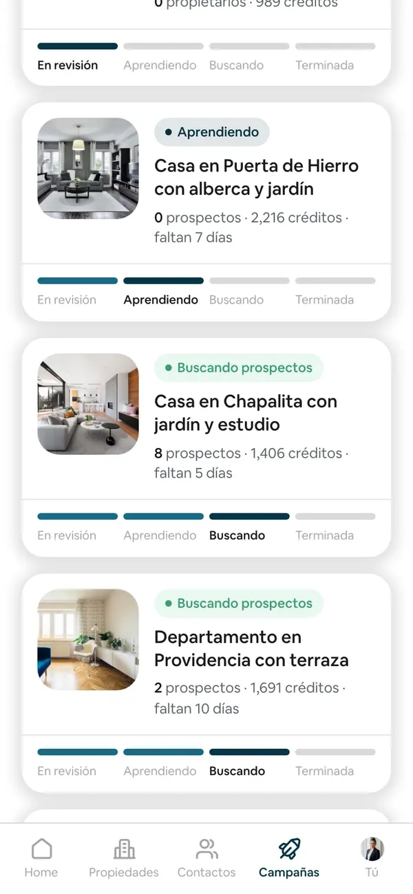 Campañas en el teléfono: las tarjetas de las campañas al aire, cada una con su foto, su etapa (Aprendiendo, Buscando prospectos), sus prospectos, sus créditos y los días que le faltan, y la barra de cuatro etapas debajo
