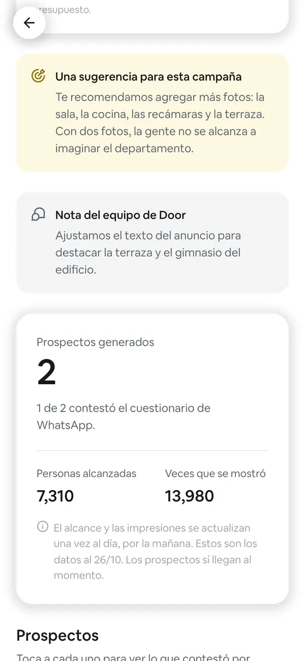 Recuadro amarillo «Una sugerencia para esta campaña» con «Te recomendamos agregar más fotos…» y debajo el recuadro gris «Nota del equipo de Door» con lo que el equipo ajustó en el anuncio