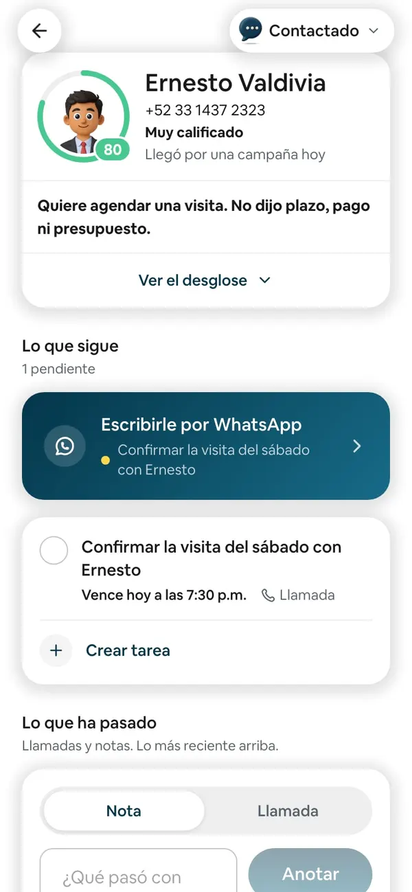 Ficha de Ernesto Valdivia: anillo de 80, «Muy calificado», la píldora Contactado, «Quiere agendar una visita…», Ver el desglose, y «Lo que sigue» con la banda de WhatsApp, la tarea «Confirmar la visita del sábado con Ernesto» y Crear tarea