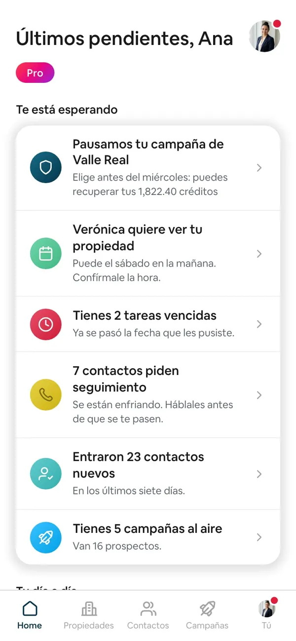 Home en el teléfono con la barra de abajo: Home, Propiedades, Contactos, Campañas y Tú (la foto del asesor)