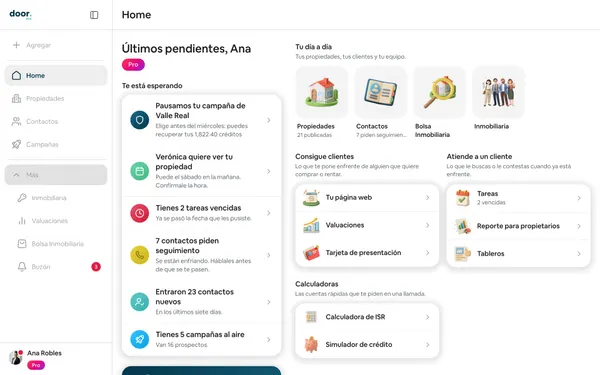 Home en la computadora con el carril de la izquierda: Agregar, Home, Propiedades, Contactos y Campañas, y Más desplegado con Inmobiliaria, Valuaciones, Bolsa Inmobiliaria y Buzón (con su número); al pie, la foto y el nombre del asesor