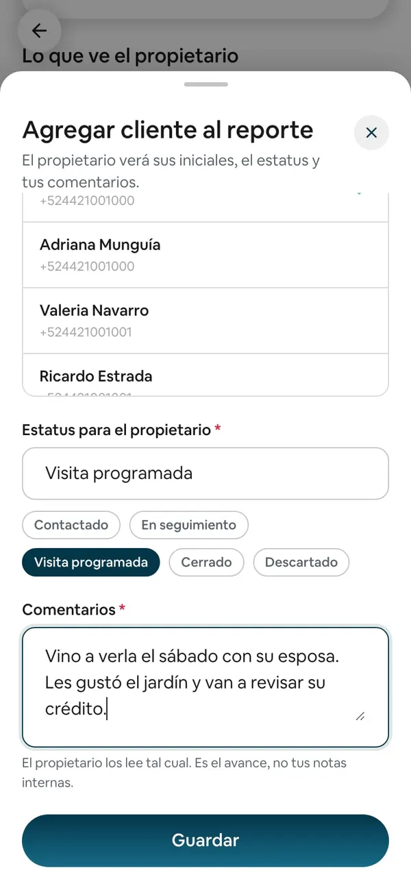 La misma hoja con un contacto elegido, el estatus «Visita programada» y un comentario escrito, con el botón Guardar