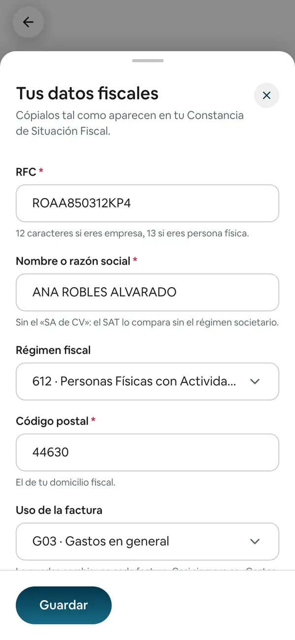 La hoja Tus datos fiscales: RFC, Nombre o razón social, Régimen fiscal 612, Código postal y Uso de la factura G03 · Gastos en general, llenos con datos de ejemplo, y el botón Guardar