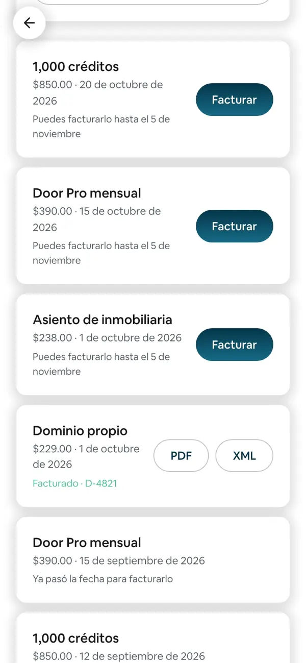 Tus facturas: los pagos de octubre (1,000 créditos, Door Pro mensual, Asiento de inmobiliaria) con su monto, su fecha, «Puedes facturarlo hasta el 5 de noviembre» y el botón Facturar