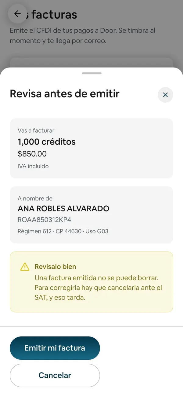 La hoja Revisa antes de emitir: Vas a facturar 1,000 créditos, $850.00, IVA incluido; A nombre de, con RFC, régimen, CP y uso; el aviso Revísalo bien y los botones Emitir mi factura y Cancelar