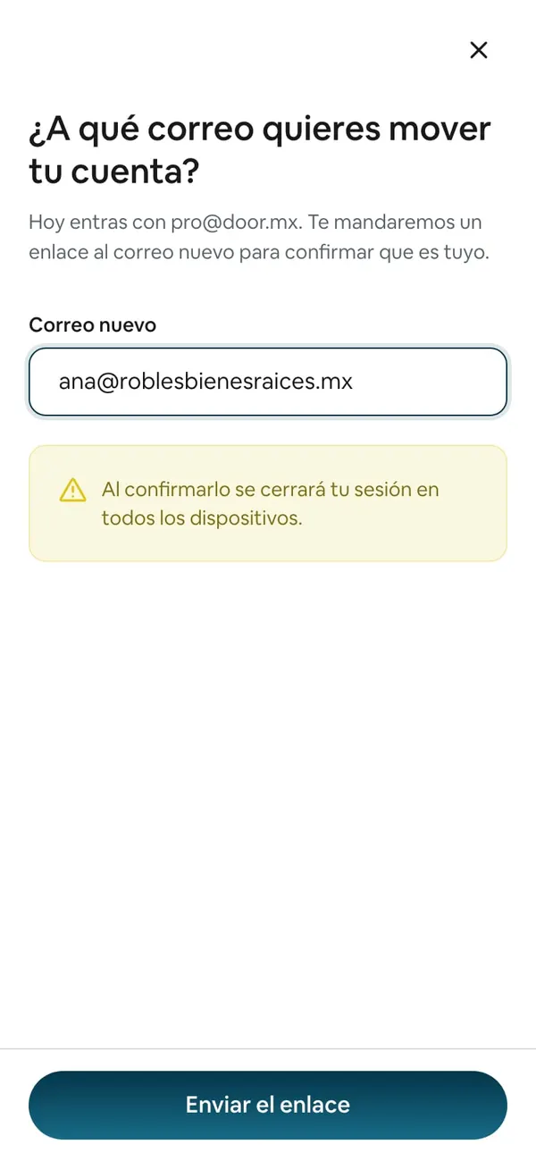 ¿A qué correo quieres mover tu cuenta?: el Correo nuevo de ejemplo, el aviso «Al confirmarlo se cerrará tu sesión en todos los dispositivos» y el botón Enviar el enlace
