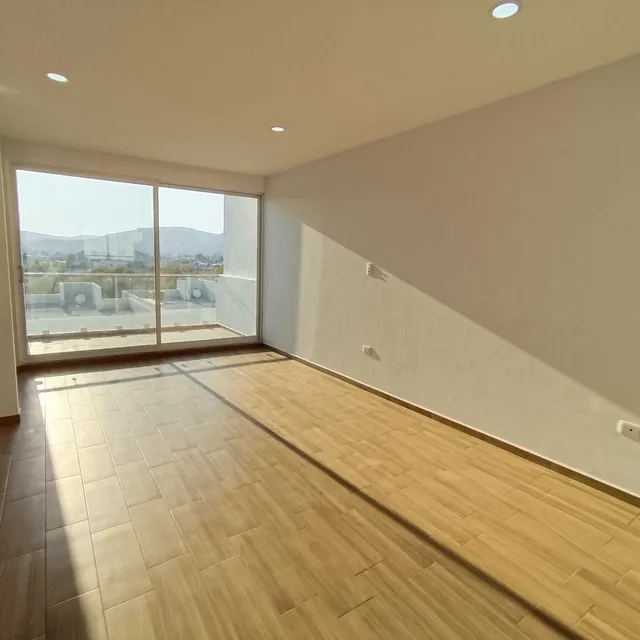 Una sala vacía amueblada con la mejora de fotos: antes