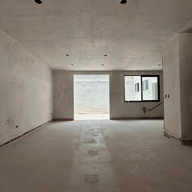 Una casa en obra gris proyectada ya terminada: antes